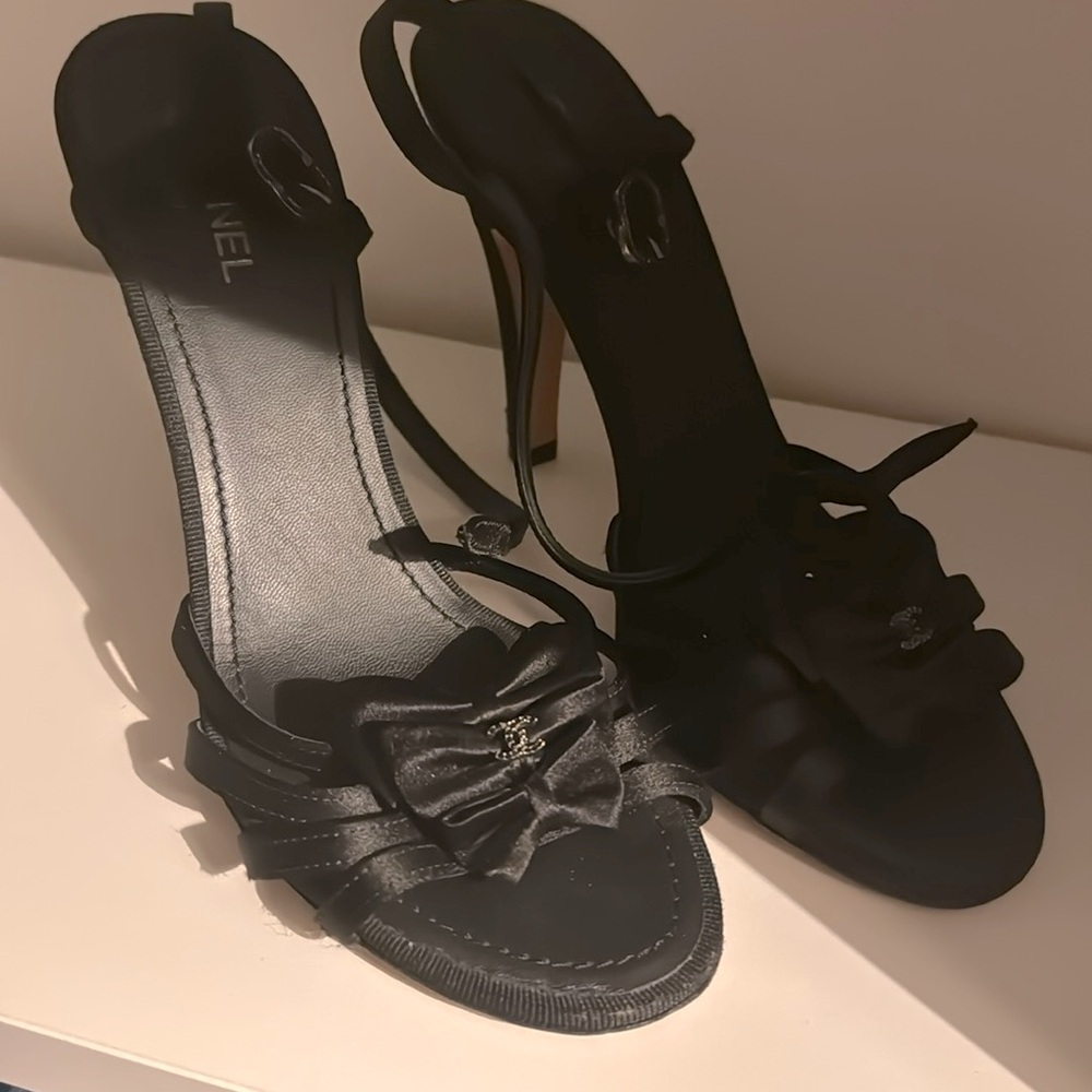 Hundred percent authentic Chanel satin bow evening sandals size 38